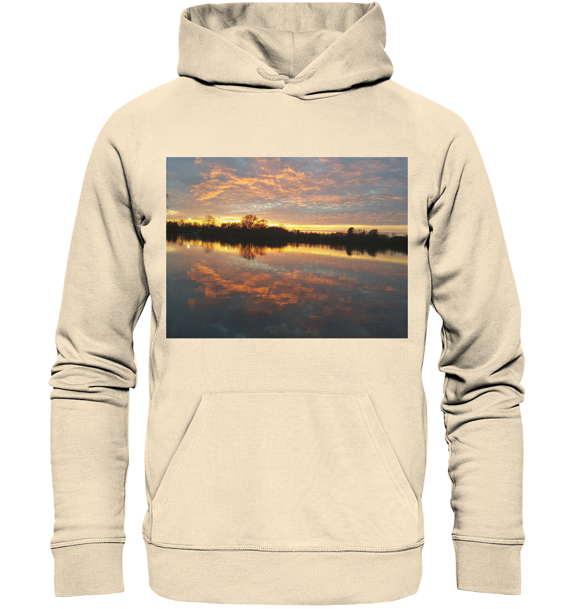 Der See am Abend - Organic Hoodie von Silbers Magic Shop zeigt auf der Brust ein ruhiges Naturfoto. Das Bild zeigt einen ruhigen See, in dem sich ein farbenfroher Sonnenuntergangshimmel spiegelt, mit Baumsilhouetten im Hintergrund. Hergestellt aus Bio-Baumwolle und recyceltem Polyester, erzeugen die lebendigen Farbtöne eine friedliche und malerische Szene.