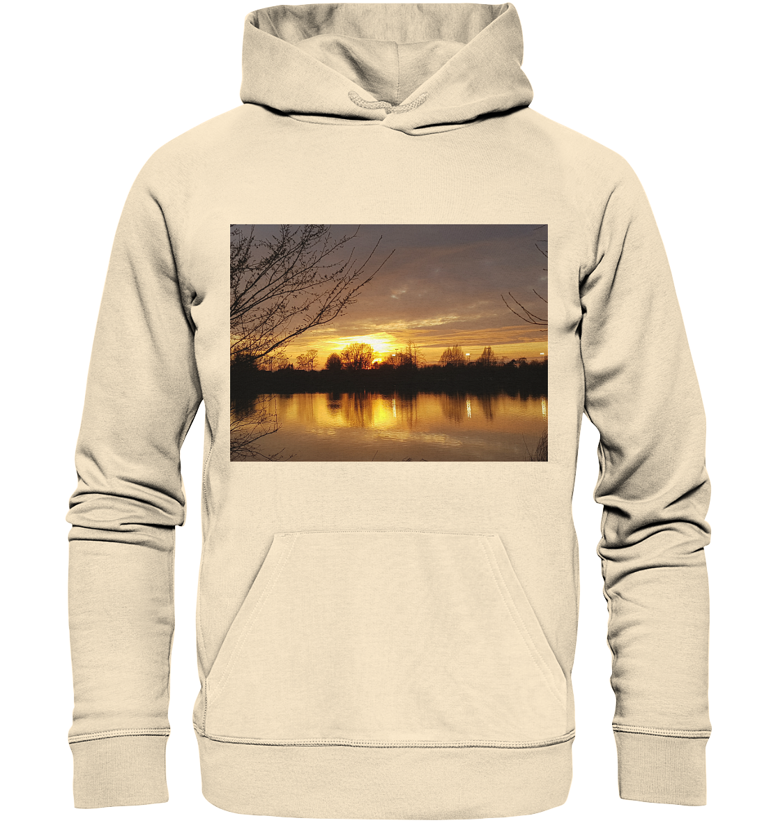 Der „Abendspaziergang - Organic Hoodie“ von Silbers Magic Shop ist ein beiger Bio-Hoodie mit einem malerischen Sonnenuntergangs-Design auf der Vorderseite. Das Bild zeigt einen ruhigen Sonnenuntergang über einem ruhigen See mit Baumsilhouetten und einer sanften Spiegelung der Sonne auf dem Wasser. Dieser nachhaltige Hoodie besteht aus Bio-Baumwolle, hat eine Vordertasche und eine Kapuze mit Kordelzug.