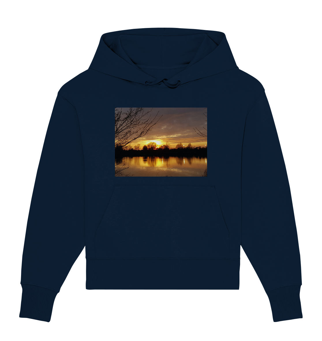 Der „Abendspaziergang“ Bio-Oversize-Hoodie von Silbers Magic Shop ist ein dunkelblauer Unisex-Hoodie, der mit einer ruhigen Sonnenuntergangsszene über einem See verziert ist. Das heitere Bild zeigt goldene und orangefarbene Farbtöne, die sich im ruhigen Wasser spiegeln, eingerahmt von Bäumen am Horizont. Dieser Hoodie aus nachhaltiger Bio-Baumwolle verfügt über eine Vordertasche und Kordelzüge an der Kapuze.