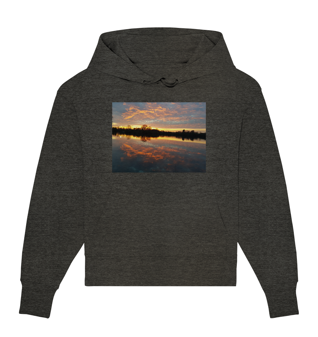 Wir präsentieren den „See am Abend – Organic Oversize Hoodie“ von Silbers Magic Shop. Dieser dunkelgraue Hoodie zeigt ein bezauberndes Bild eines ruhigen Sonnenuntergangs am Seeufer mit leuchtend orangefarbenen und rosa Wolken, die sich im ruhigen Wasser spiegeln, und einer Baumsilhouette am Horizont. Dieses aus Bio-Baumwolle gefertigte Stück legt Wert auf Nachhaltigkeit.