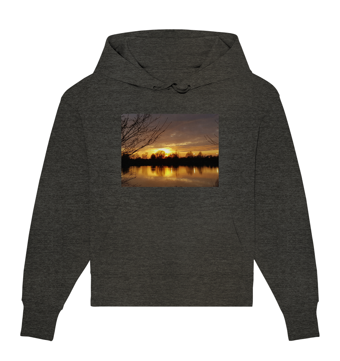 Abendspaziergang - Bio-Kapuzenpullover in Übergröße: Dunkelgrauer Kapuzenpullover von Silbers Magic Shop, verziert mit einem Bild eines ruhigen Sonnenuntergangs über einem See mit Baumsilhouetten im Hintergrund. Der Himmel ist in Orange-, Rosa- und Lilatöne getaucht und das Wasser reflektiert die leuchtenden Farben wunderschön.