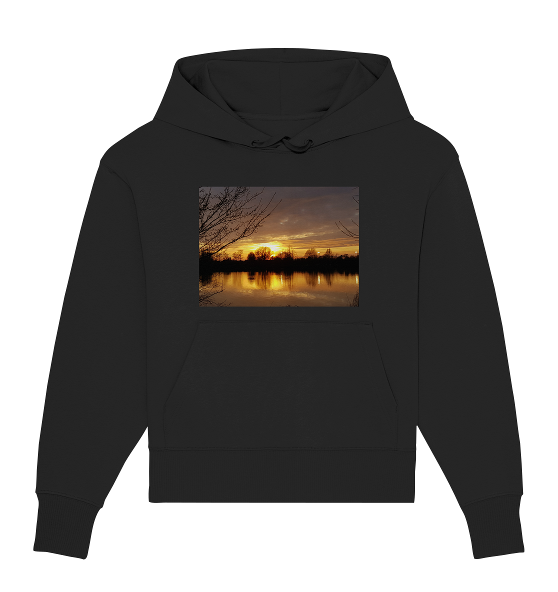 Der „Abendspaziergang – Organic Oversize Hoodie“ von Silbers Magic Shop ist ein schwarzer Unisex-Hoodie mit einer zentrierten Grafik eines Sonnenuntergangs über einem ruhigen See. Die Sonne steht tief am Horizont und wirft einen warmen Schein auf das Wasser, die Silhouetten von Bäumen und Ästen rahmen die Szene ein. Hergestellt aus Bio-Baumwolle für einen umweltfreundlichen Touch.