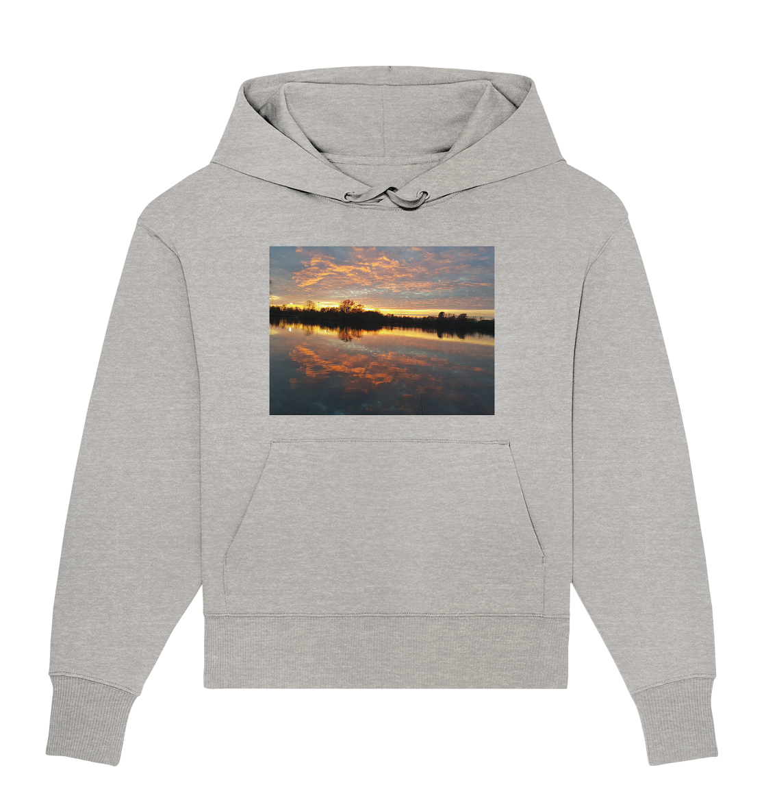 Der *See am Abend - Organic Oversize Hoodie* von **silbers magic shop** ist ein grauer Bio-Hoodie, der einen leuchtenden Sonnenuntergang über einem ruhigen See zeigt. Der Himmel ist mit orangefarbenen, rosafarbenen und violetten Wolken übersät, deren Farben sich perfekt auf der Wasseroberfläche spiegeln. Bäume säumen den Horizont und tragen zu der ruhigen und malerischen Aussicht auf diesem nachhaltig gefertigten Stück aus Bio-Baumwolle bei.