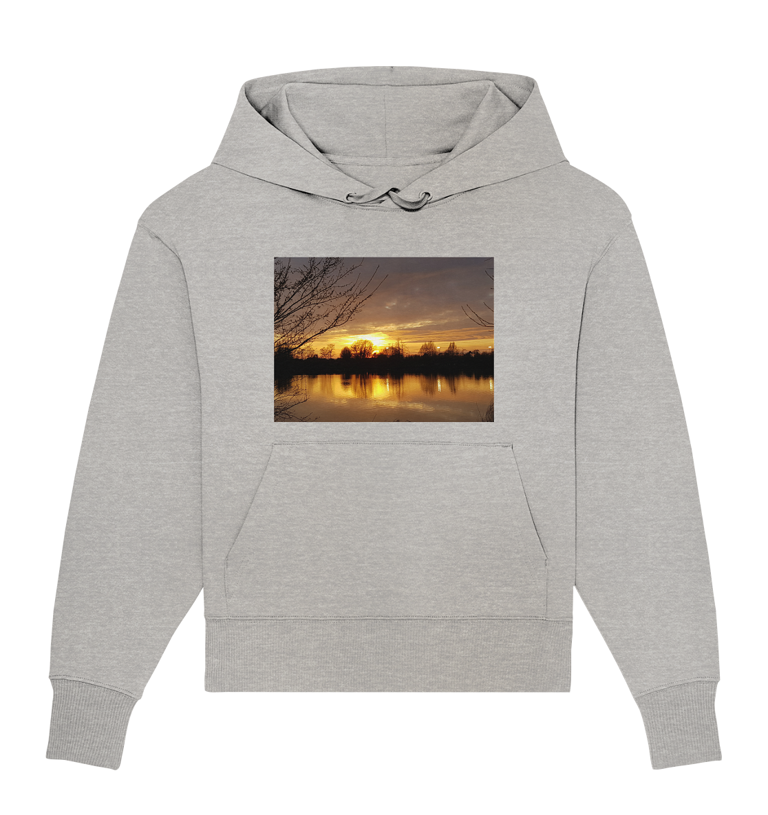 Der Abendspaziergang - Organic Oversize Hoodie von Silbers Magic Shop ist ein grauer Unisex-Hoodie aus Bio-Baumwolle mit einer Vordertasche und dem aufgedruckten Bild eines ruhigen Sonnenuntergangs über einem See mit Bäumen, die sich gegen den farbenfrohen Himmel abzeichnen.