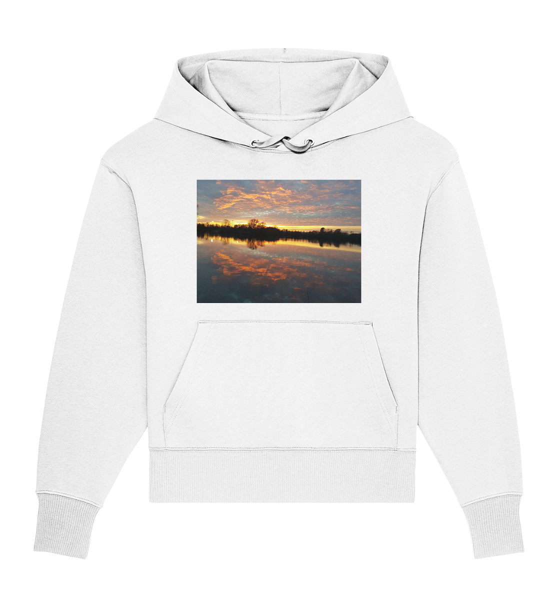 Der See am Abend - Organic Oversize Hoodie von Silbers Magic Shop ist ein weißer Hoodie mit dem Bild einer ruhigen Landschaft auf der Vorderseite. Das Bild auf dem Hoodie zeigt einen Sonnenuntergang oder Sonnenaufgang über einem ruhigen Gewässer, wobei sich Bäume und Himmel wunderschön auf der Wasseroberfläche spiegeln. Hergestellt aus Bio-Baumwolle für zusätzliche Nachhaltigkeit.