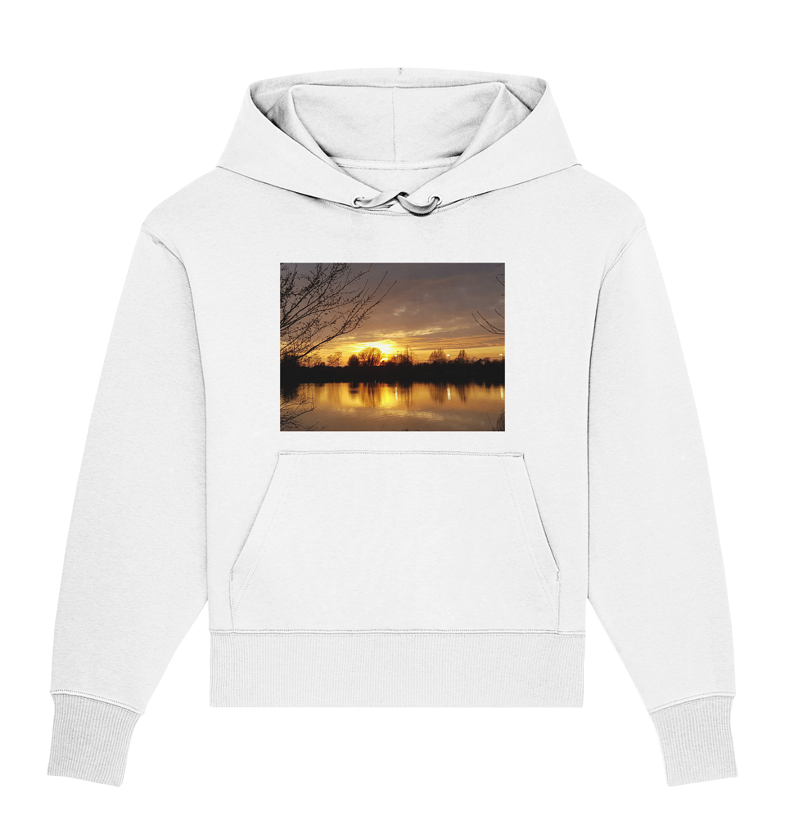 Der „Abendspaziergang – Organic Oversize Hoodie“ von Silbers Magic Shop ist ein weißer Unisex-Hoodie, der auf der Vorderseite einen ruhigen Sonnenuntergang am Seeufer zeigt. Der Sonnenuntergang zeigt leuchtende Orange-, Gelb- und Lilatöne, mit Baumsilhouetten, die sich im ruhigen Wasser spiegeln. Dieser Hoodie aus Bio-Baumwolle verfügt über eine Vordertasche und eine verstellbare Kapuze mit Kordelzug.