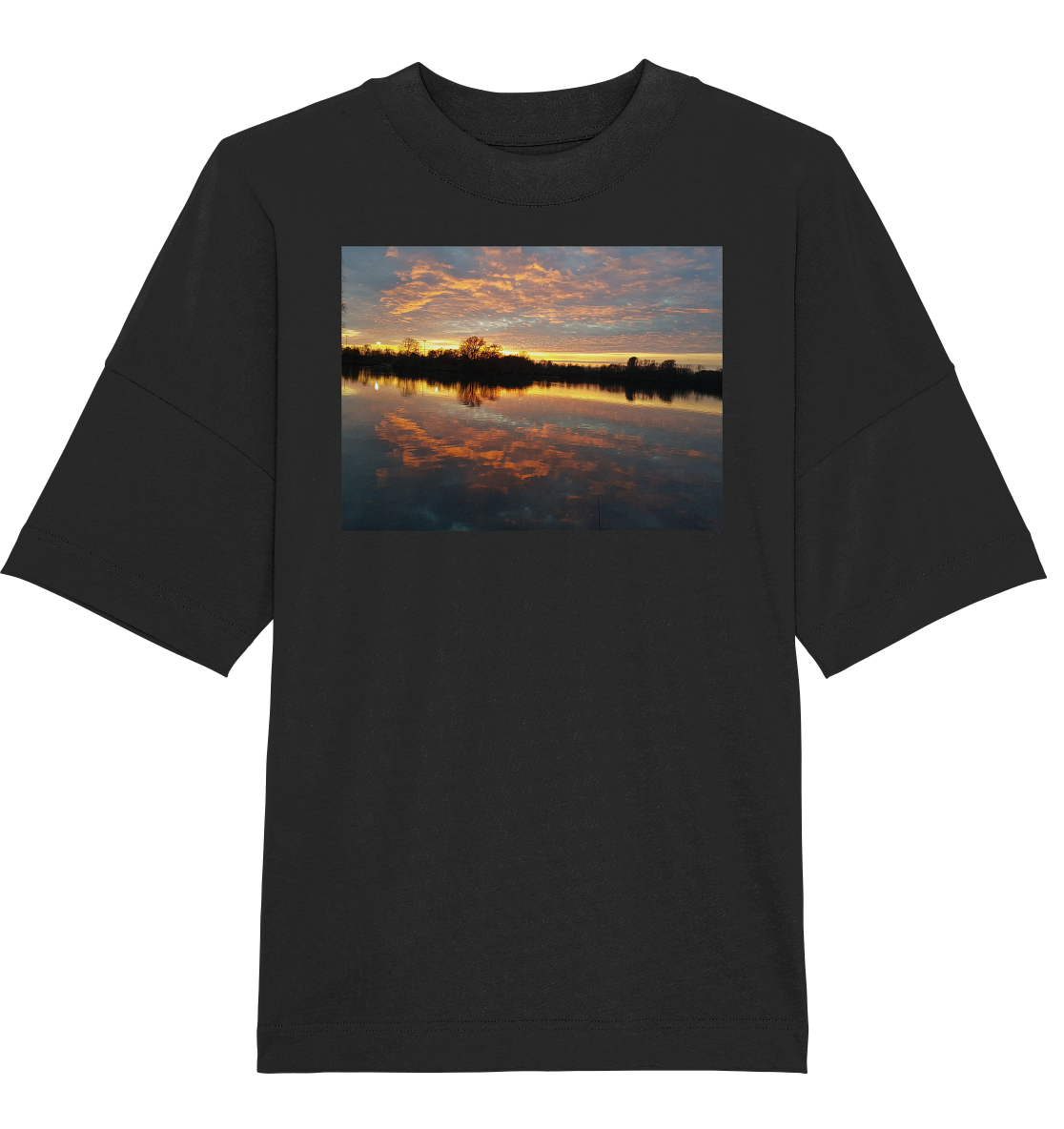 Das „See am Abend – Organic Oversize Shirt“ von Silbers Magic Shop ist ein Unisex-T-Shirt, das mit einem rechteckigen Bild eines ruhigen Sonnenuntergangs über einem See verziert ist. Das aus Bio-Baumwolle gefertigte T-Shirt zeigt leuchtende Orange-, Rosa- und Blautöne, wobei sich vereinzelte Wolken perfekt im ruhigen Wasser darunter spiegeln, während im Hintergrund Baumsilhouetten zu sehen sind.