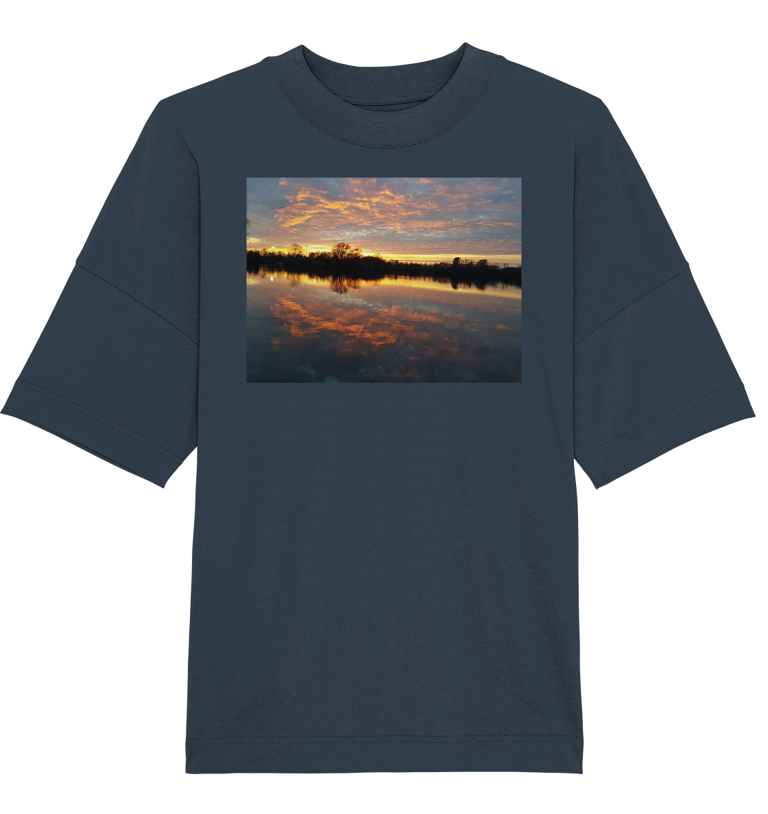 Das See am Abend - Organic Oversize Shirt von Silbers Magic Shop ist ein marineblaues Unisex-T-Shirt mit einem malerischen Druckbild eines ruhigen Sees bei Sonnenuntergang. Der Himmel ist in leuchtende Orange-, Rosa- und Lilatöne getaucht, die sich perfekt im stillen Wasser spiegeln und einen faszinierenden Doppelblick erzeugen. Dieses Shirt bietet sowohl Komfort als auch Stil und fängt die Schönheit der Natur in einem eleganten Design ein.