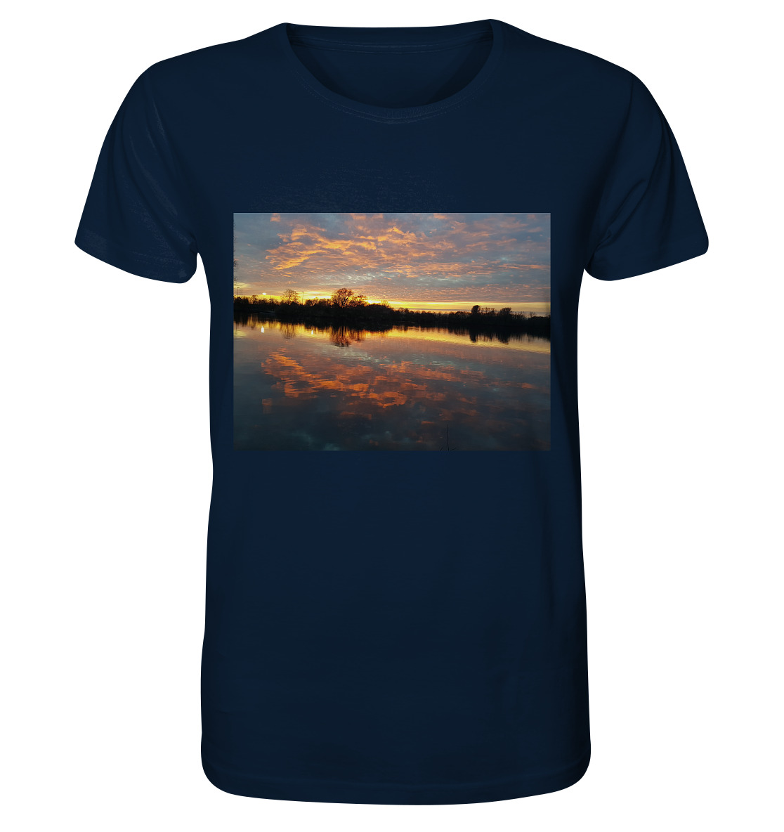 Wir präsentieren das „See am Abend – Bio-Shirt“ von Silbers Magic Shop, ein marineblaues Shirt, das auf der Vorderseite elegant eine lebendige Sonnenuntergangsszene aufgedruckt zeigt. Das Design zeigt satte Orange-, Rot- und Gelbtöne, die sich in einem ruhigen See spiegeln, eingerahmt von den dunklen Silhouetten der umliegenden Bäume. Dieses Bio-Shirt fängt die heitere Schönheit der Natur auf wunderschöne Weise ein.