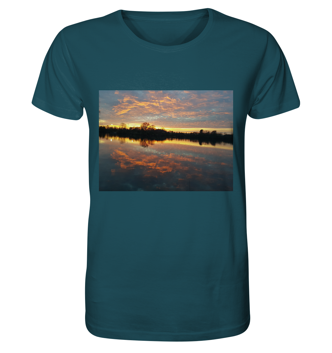 Ein blaugrünes „See am Abend – Bio-Shirt“ aus Silbers Zauberladen, mit einem rechteckigen Bild eines ruhigen Sonnenuntergangs über einem ruhigen See. Der Himmel ist voller leuchtend orangefarbener und rosa Wolken, die sich im reflektierenden Wasser darunter spiegeln, mit der Silhouette von Bäumen am Horizont. Dieses Bio-Shirt fängt die friedliche Essenz von „See am Abend“ ein.