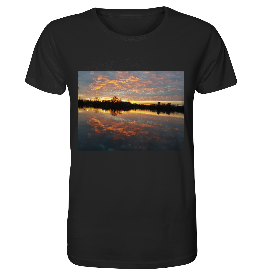 Schwarzes Bio-Shirt „See am Abend“ von Silbers Magic Shop mit einem lebendigen Bild eines ruhigen Sonnenuntergangs über einem ruhigen See. Der Himmel ist voller bunter Wolken, die sich auf der Wasseroberfläche spiegeln und einen Spiegeleffekt erzeugen. In der Mitte der Szene befindet sich eine Insel mit Baumsilhouetten, die zur ruhigen Atmosphäre beitragen.