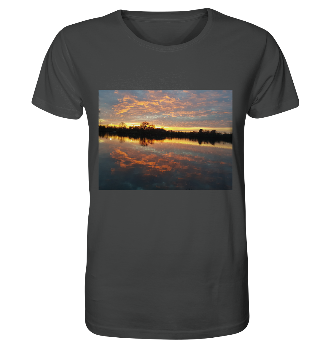 Das „See am Abend – Organic Shirt“ von Silbers Magic Shop ist ein dunkelgraues Bio-Shirt, das auf der Vorderseite mit einem Bild einer ruhigen Landschaft verziert ist. Das Bild zeigt einen atemberaubenden Sonnenuntergang über einem ruhigen See, der leuchtende Orange-, Rosa- und Lilatöne im Himmel reflektiert, mit Baumsilhouetten im Hintergrund. Dieses Organic Shirt bietet sowohl Komfort als auch Stil für jeden Anlass.