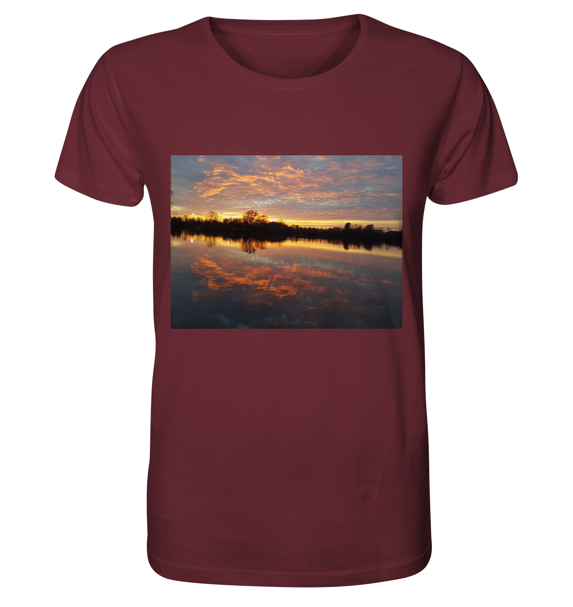 Das „See am Abend – Organic Shirt“ von Silbers Magic Shop ist ein kastanienbraunes T-Shirt mit dem aufgedruckten Bild eines heiteren Sonnenuntergangs, der sich im ruhigen Wasser spiegelt und einen Himmel voller farbenfroher, wolkendurchzogener Orange-, Rosa- und Lilatöne vor einem dunkler werdenden Horizont zeigt.