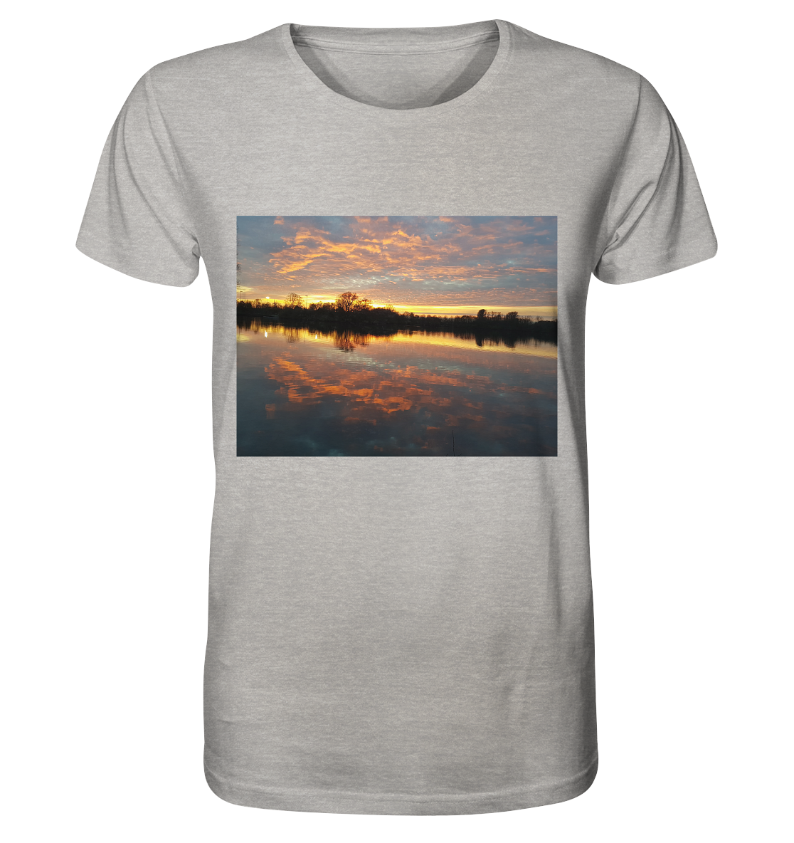 Ein hellgraues See am Abend - Organic Shirt von Silbers Magic Shop zeigt ein aufgedrucktes Bild eines ruhigen Sees bei Sonnenuntergang. Der Himmel ist mit pastellfarbenen Wolken gefüllt und das Wasser reflektiert die leuchtenden Farben und schafft so eine malerische und ruhige Szene. Dieses Shirt fängt die Essenz von „See am Abend“ perfekt ein.