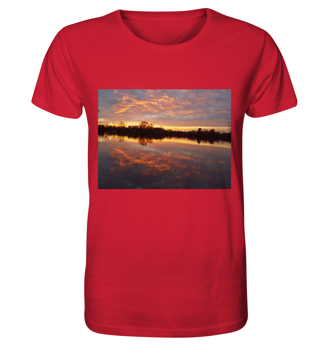 Wir präsentieren das See am Abend - Organic Shirt von Silbers Magic Shop: ein rotes Bio-Shirt mit einem großen, rechteckigen Aufdruck, der einen ruhigen Sonnenuntergang über einem ruhigen See zeigt. Der leuchtende Himmel zeigt eine bezaubernde Mischung aus Orange-, Rosa- und Lilatönen, und die Wolken spiegeln sich wunderschön auf der Wasseroberfläche. Dieses Organic Shirt fängt die ruhige Essenz von „See am Abend“ perfekt ein.