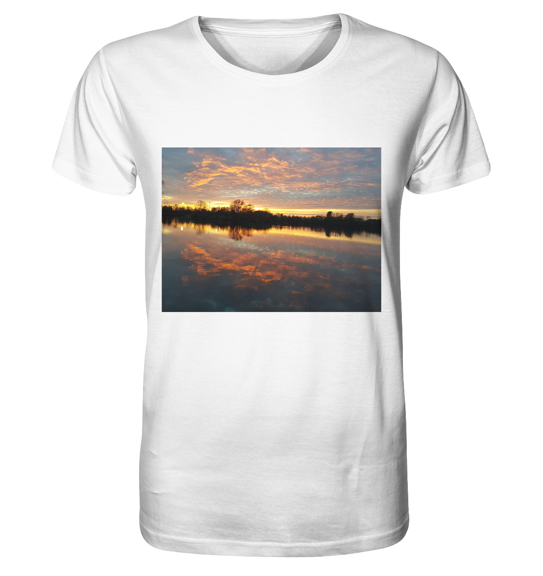 Das „See am Abend – Organic Shirt“ von Silbers Magic Shop ist ein weißes Bio-Shirt mit einem aufgedruckten Bild eines ruhigen Sees bei Sonnenuntergang. Der Himmel ist in leuchtenden Orange-, Rosa- und Blautönen bemalt, die sich wunderschön im stillen Wasser spiegeln. Bäume säumen den Horizont in dieser ruhigen Szene und fangen einen malerischen und ruhigen Moment ein.