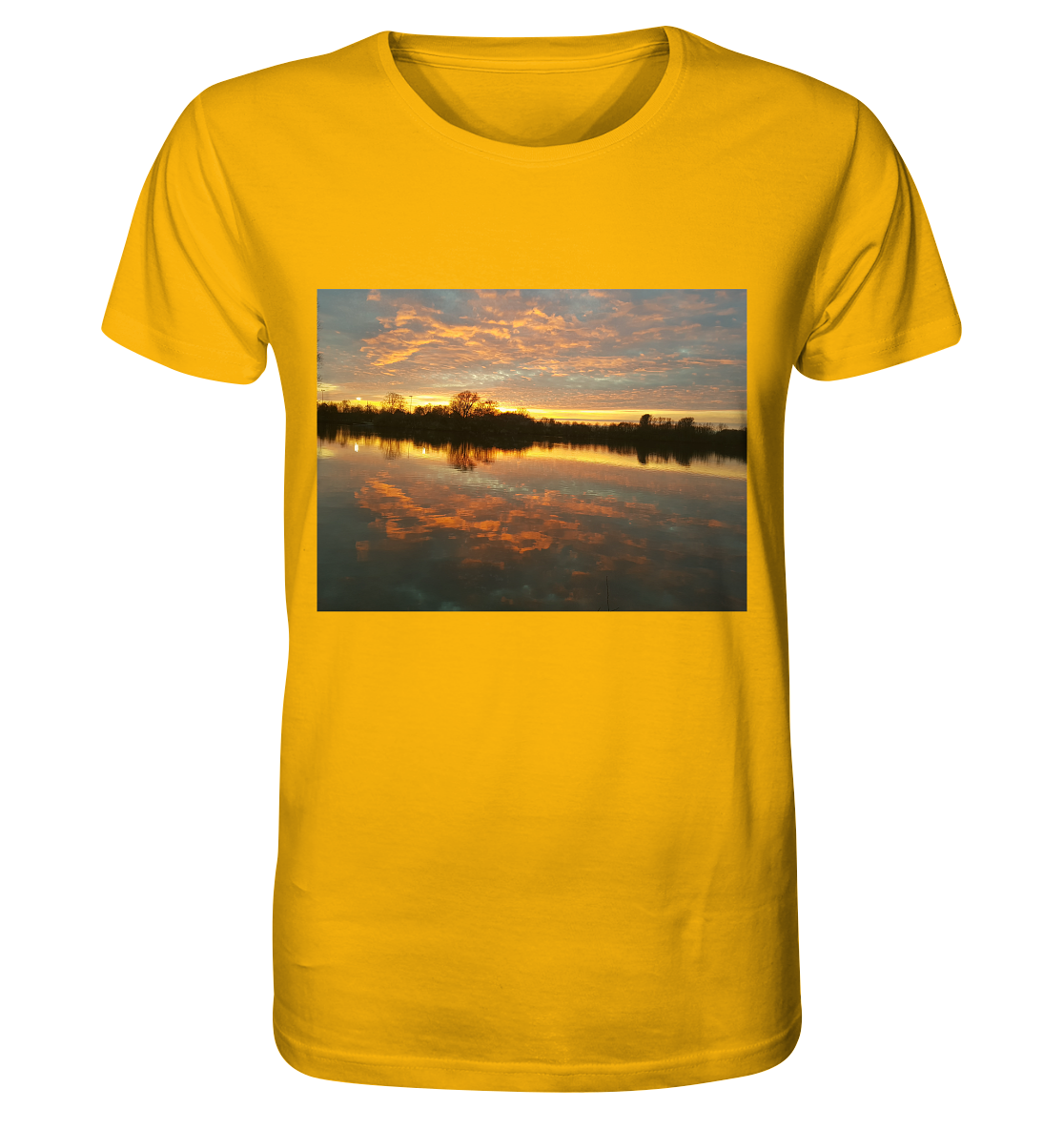 Wir präsentieren das „See am Abend – Organic Shirt“ von Silbers Magic Shop. Dieses gelbe Oberteil zeigt einen ruhigen See bei Sonnenuntergang. Der Himmel erstrahlt in leuchtenden Orange-, Rosa- und Lilatönen, die sich anmutig im ruhigen Wasser spiegeln. Die Silhouetten der Bäume rahmen den See ein und vervollständigen eine friedliche und malerische Szene mit dem Titel „See am Abend“.