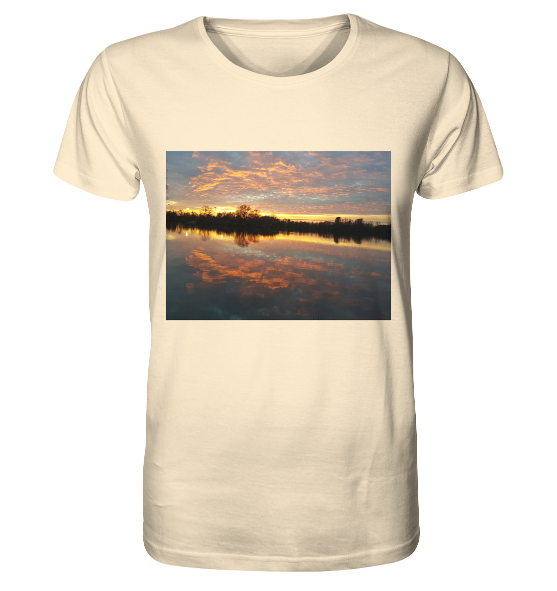 Das „See am Abend – Organic Shirt“ von Silbers Magic Shop ist ein beiges, umweltfreundliches Shirt, das ein atemberaubendes großes Bild einer ruhigen Seelandschaft zeigt, wobei der See einen leuchtenden Sonnenuntergang reflektiert, eingerahmt von Baumsilhouetten und einem teilweise bewölkten Himmel – und so die Essenz von „See am Abend“ perfekt verkörpert.