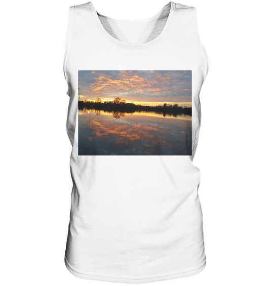 Das Tanktop „See am Abend“ von Silbers Magic Shop zeigt einen ruhigen See bei Sonnenuntergang. Es besteht aus 100 % Baumwolle für ein Softtouch-Shirt-Gefühl. Die leuchtenden orangen und rosa Himmelstöne spiegeln sich wunderschön im Wasser und betonen das Euro Fit-Design.