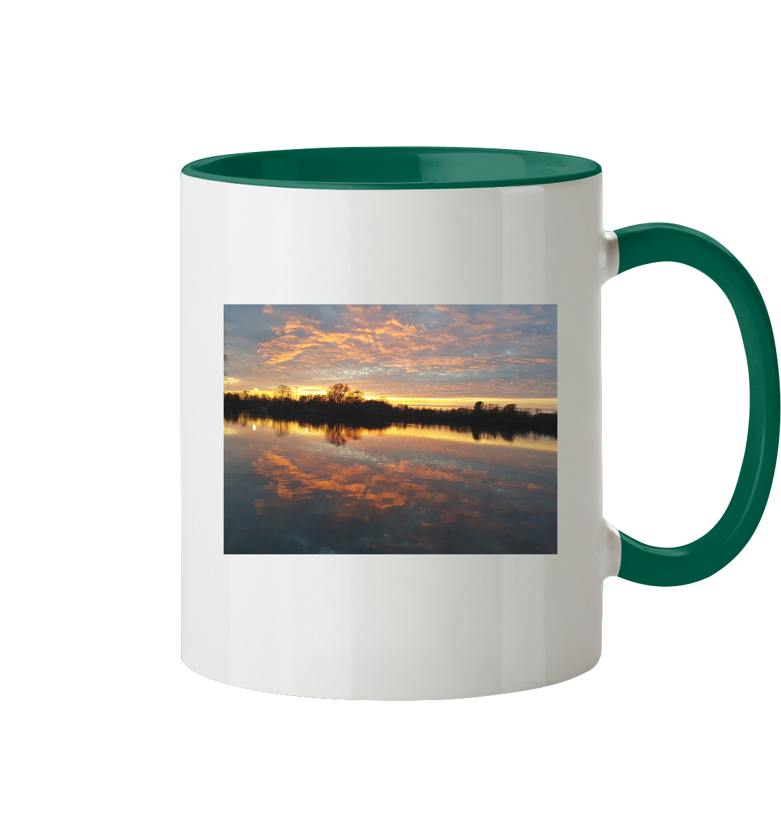 Die See am Abend - Tasse zweifarbig von Silbers Magic Shop zeigt einen lebendigen Fotodruck eines Sonnenaufgangs über einem ruhigen See mit Baumsilhouetten. Diese weiße Tasse hat einen grünen Henkel und eine grüne Innenseite und ist spülmaschinengeeignet für eine einfache Reinigung.