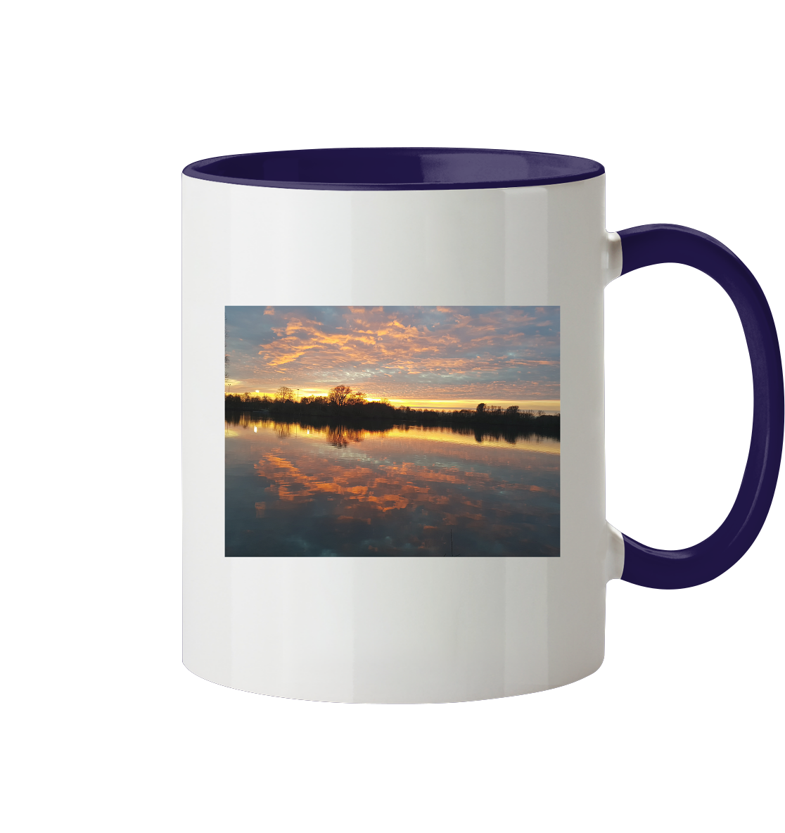 Die "See am Abend - Tasse zweifarbig" von Silbers Magic Shop hat einen violetten Henkel und eine Innenseite mit einem atemberaubenden Fotodruck eines farbenfrohen Sonnenuntergangs, der sich in einem ruhigen See spiegelt, mit Baumsilhouetten und einem leuchtenden Himmel. Sie ist außerdem spülmaschinengeeignet.