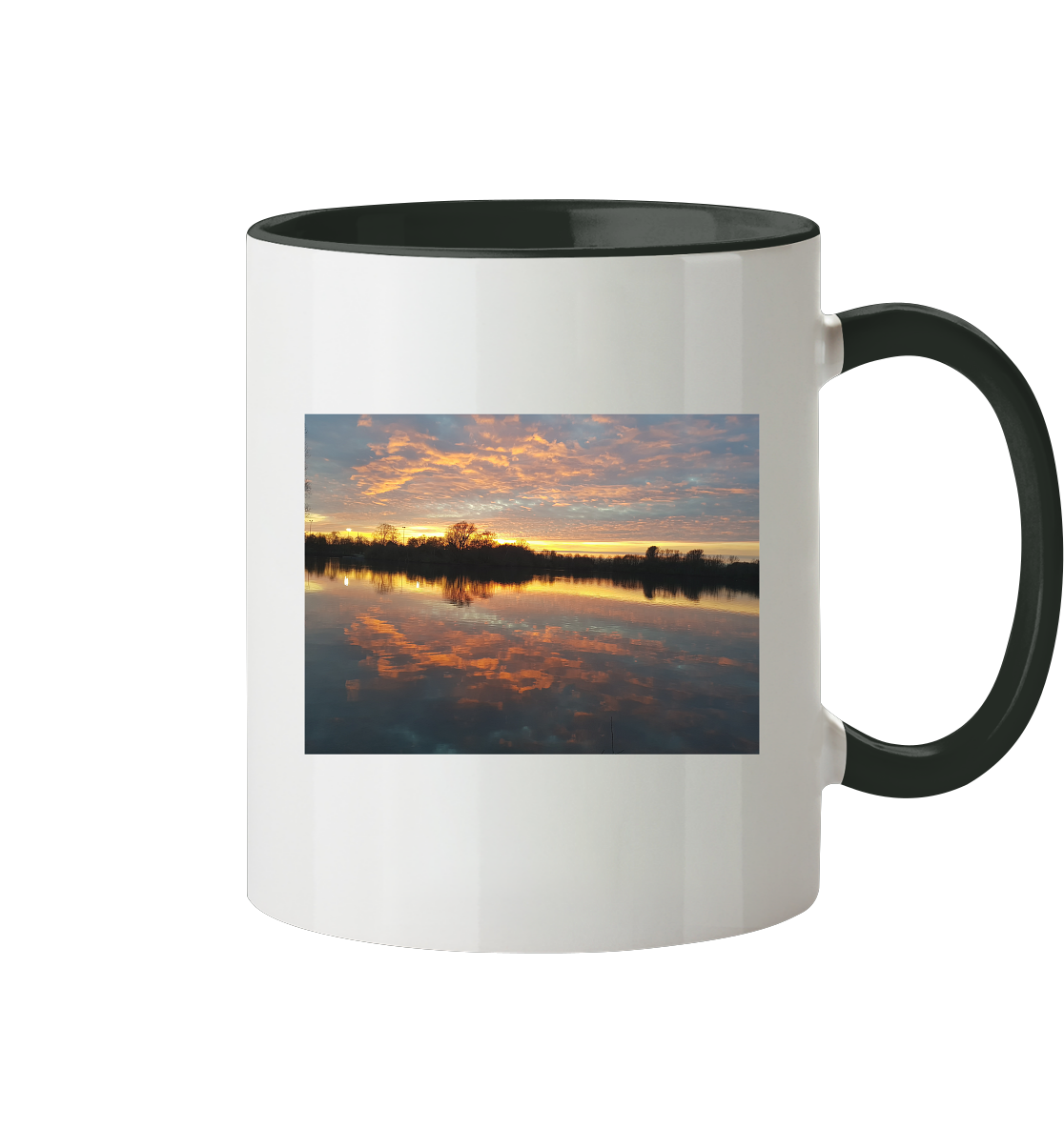 Die „See am Abend – Tasse zweifarbig“ von silbers magic shop hat einen weißen Korpus und schwarzen Griff, zeigt einen Fotodruck eines Sonnenuntergangs über einem See mit orange, rosa und blau spiegelnden Wolken und Wasser. Zudem ist sie spülmaschinengeeignet.