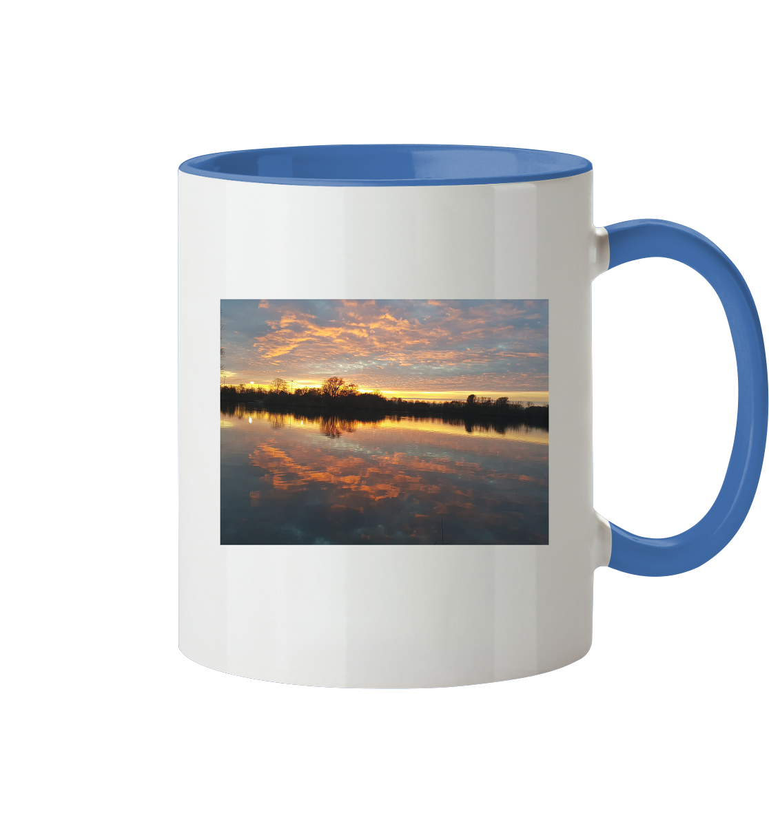 Die „See am Abend - Tasse zweifarbig“ von Silbers Zauberladen zeigt einen ruhigen Sonnenuntergang über einem See mit Baumsilhouetten und bunten Wolken, die sich alle im ruhigen Wasser spiegeln. Diese zweifarbige Tasse hat einen blauen Henkel und Rand und ist spülmaschinengeeignet für eine einfache Reinigung.