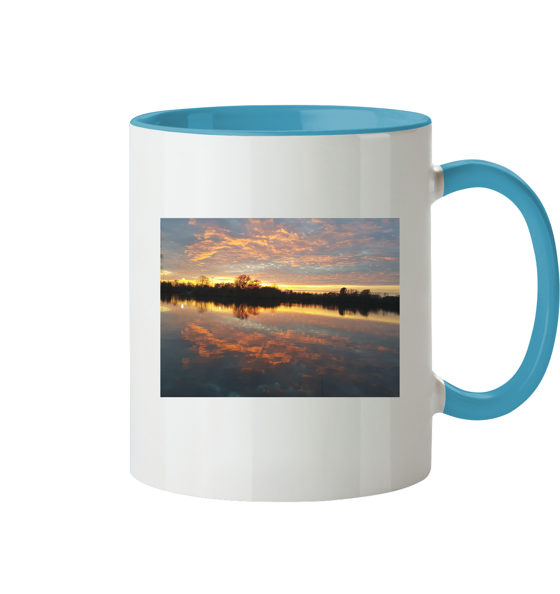 Die See am Abend - Tasse zweifarbig von Silbers Zauberladen zeigt einen ruhigen See, in dem sich ein leuchtender Sonnenuntergang, bunte Wolken und Baumsilhouetten am Horizont spiegeln. Diese weiße Tasse hat einen blauen Henkel und eine Innenseite mit atemberaubendem Fotodruck und ist praktischerweise spülmaschinengeeignet.