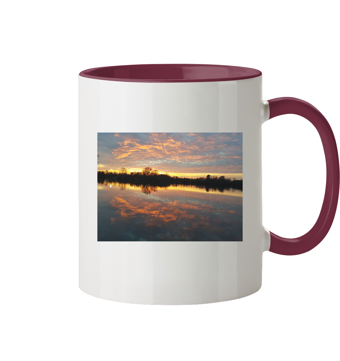 Die "See am Abend - Tasse zweifarbig" von Silbers Magic Shop ist eine weiße Tasse mit kastanienbraunem Henkel und Innenleben, die einen leuchtenden Sonnenuntergang mit Baumsilhouetten zeigt, die sich in einem See spiegeln. Sie ist in Fotodruckqualität gefertigt und somit spülmaschinengeeignet für den täglichen Gebrauch.