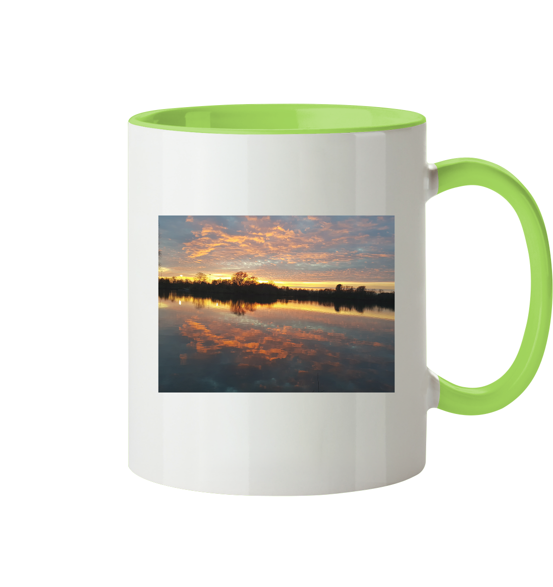 Die "See am Abend - Tasse zweifarbig" von Silbers Magic Shop ist eine weiße Tasse mit grünem Henkel und Innenteil, die einen Fotodruck eines ruhigen Sees bei Sonnenaufgang oder Sonnenuntergang zeigt. Mit seiner ruhigen Spiegelung in warmen Himmelsfarben vereint diese spülmaschinengeeignete Tasse Schönheit und Funktionalität.