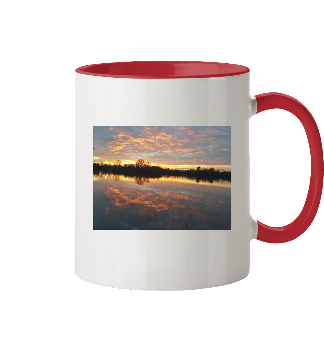 Die zweifarbige Tasse "See am Abend" von Silbers Magic Shop hat einen weißen Boden mit rotem Griff und Innenseite und zeigt einen atemberaubenden Fotodruck eines orange-blauen Sonnenuntergangs, der sich in einem See spiegelt. Sie ist außerdem spülmaschinengeeignet und lässt sich leicht reinigen.