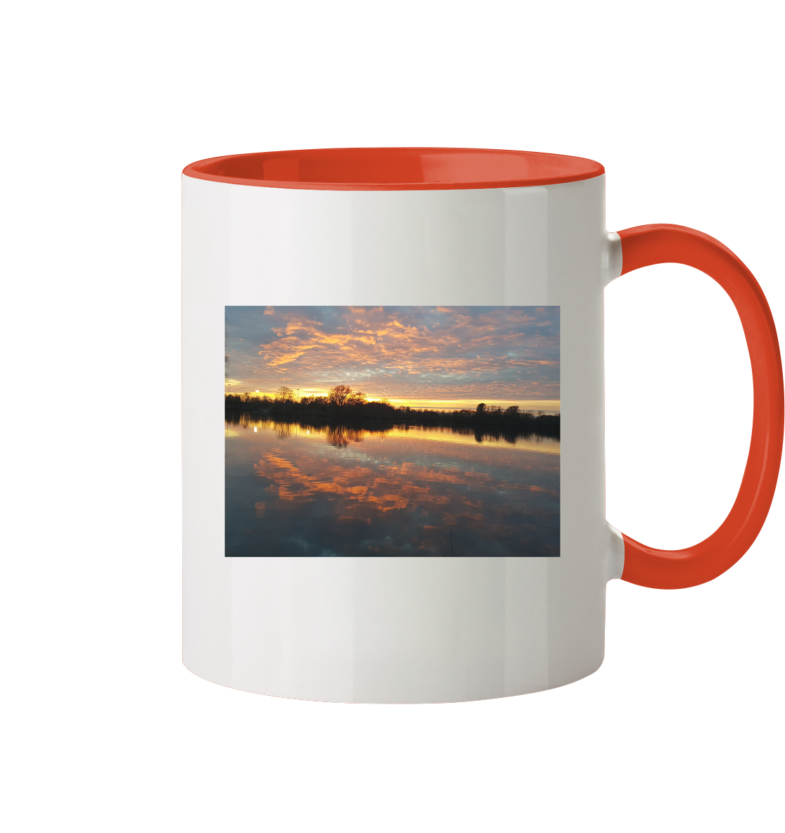 Die „See am Abend - Tasse zweifarbig“ von Silbers Zauberladen hat ein spülmaschinenfestes Design, das einen ruhigen See bei Sonnenuntergang in leuchtenden Orange-, Rosa- und Blautönen zeigt. Der Fotodruck erscheint in atemberaubender Klarheit auf der weißen Außenseite, ergänzt durch eine orangefarbene Innenseite und einen orangefarbenen Griff.