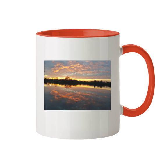 Die „See am Abend - Tasse zweifarbig“ von Silbers Zauberladen hat ein spülmaschinenfestes Design, das einen ruhigen See bei Sonnenuntergang in leuchtenden Orange-, Rosa- und Blautönen zeigt. Der Fotodruck erscheint in atemberaubender Klarheit auf der weißen Außenseite, ergänzt durch eine orangefarbene Innenseite und einen orangefarbenen Griff.