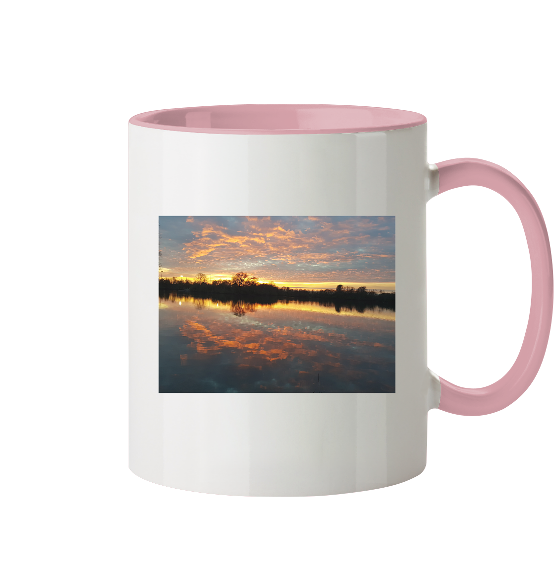 Die "See am Abend - Tasse zweifarbig" von Silbers Zauberladen hat eine weiße Außenseite, eine rosa Innenseite und einen rosa Henkel. Sie zeigt einen Sonnenuntergang über einem See per Fotodruck, komplett mit Wolkenreflexionen. Sie ist spülmaschinengeeignet für eine einfache Reinigung.