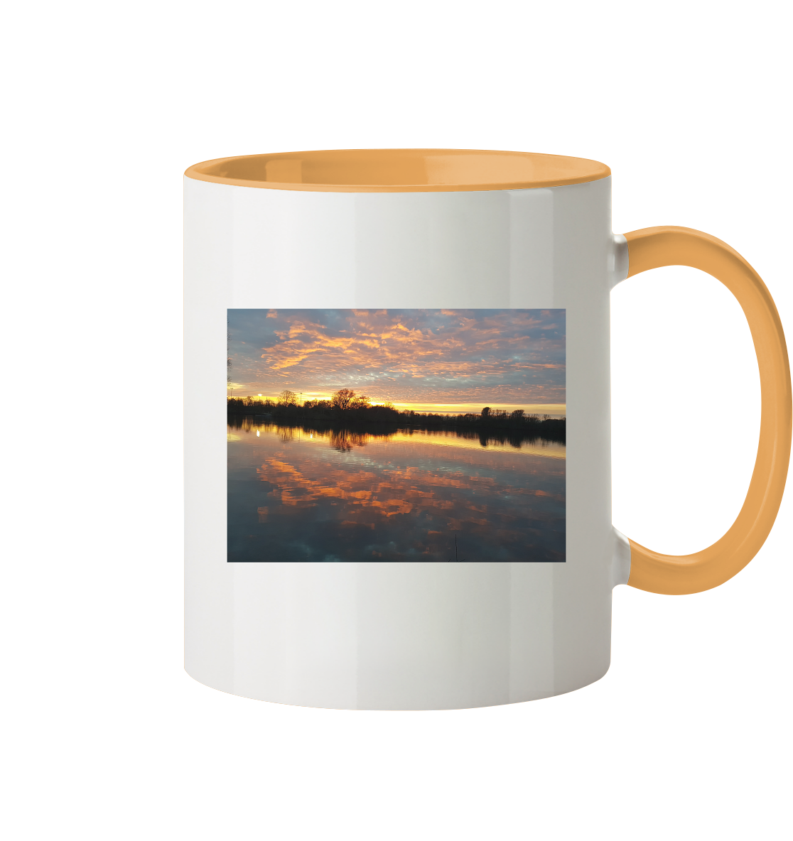 Die zweifarbige Tasse „See am Abend“ von Silbers Magic Shop zeigt einen ruhigen Sonnenuntergangs-Fotodruck mit orangefarbenen, violetten und rosa Wolken, die sich in einem See spiegeln. Sie hat einen orangefarbenen Griff, Bäume am Horizont als Silhouetten und ist spülmaschinengeeignet für eine mühelose Reinigung.