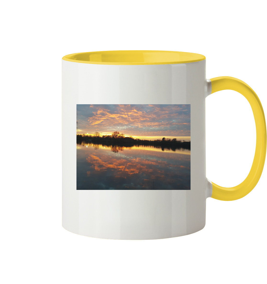 Die „See am Abend - Tasse zweifarbig“ von Silbers Zauberladen ist eine weiße Tasse mit gelber Innenseite und Henkel, die einen ruhigen Sonnenuntergangs-Fotodruck über einem ruhigen See mit Baumsilhouetten zeigt. Kräftige Orange- und Blautöne spiegeln sich im Wasser. Sie ist auch spülmaschinengeeignet.