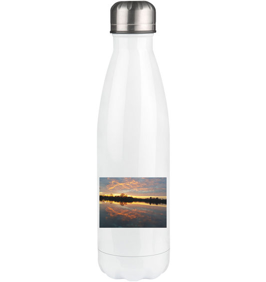 Die „See am Abend – Thermoflasche 500 ml“ von Silbers Magic Shop zeigt ein atemberaubendes Design mit einem Sonnenuntergang über einem See, mit leuchtenden Orange- und Lilatönen, die sich im Wasser spiegeln, und Baumsilhouetten am Horizont.